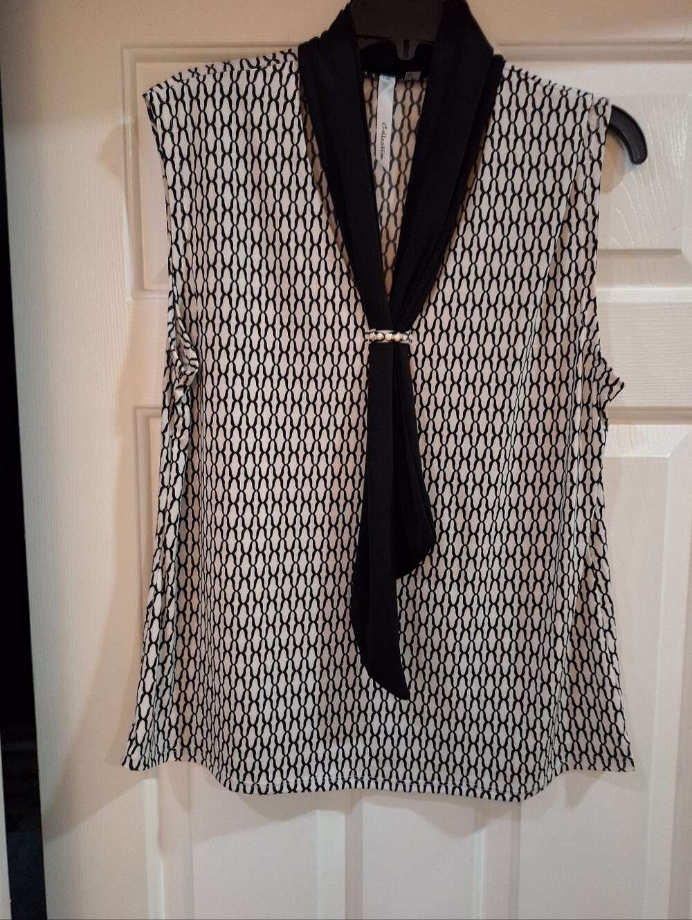 NY Collection Black & White Sleeveless Tie-Neck Geometric Print Top